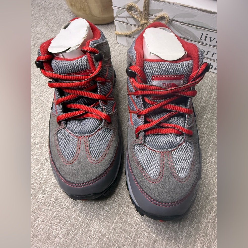 The North Face Boys Hiking Trail Shoes Size 1 Gray Red EU 32 NWOB - Picture 2 of 4